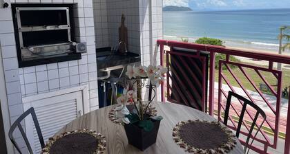 Cozy beachfront apartment in Enseada, ideal for families and groups.
