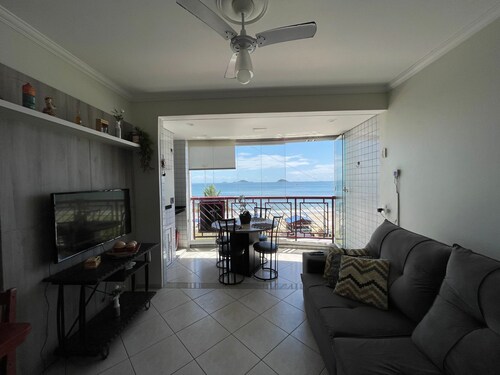 Cozy beachfront apartment in Enseada, ideal for families and groups.