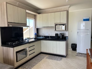 Refrigerador, microondas, horno y parrilla de estufa 