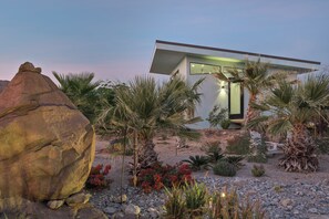Exterior - The Desert Floating House (Joshua Tree)