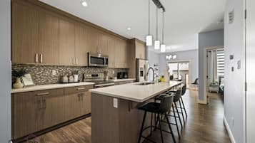 Refrigerador, microondas, horno, placa de cocina