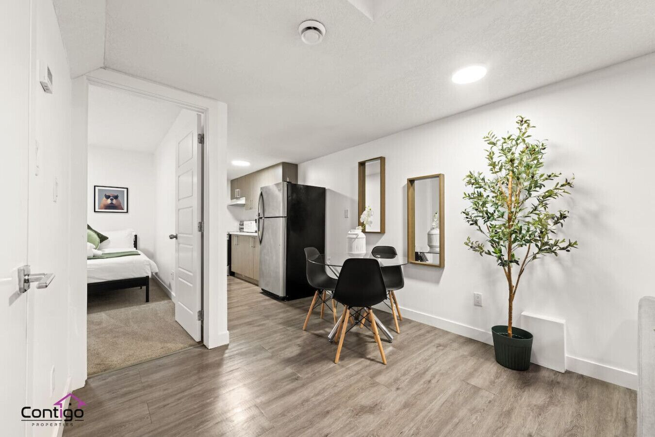 Escritorio, tabla de planchar con plancha, cuna de viaje y wifi 