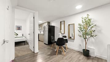 Escritorio, tabla de planchar con plancha, cuna de viaje y wifi