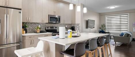 Réfrigérateur, four à micro-ondes, un four, surface de cuisson