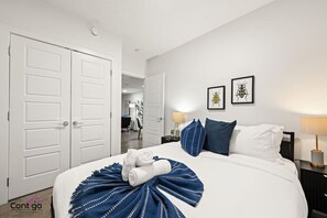 Escritorio, tabla de planchar con plancha, cuna de viaje y wifi 