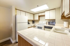 Four à micro-ondes, un four, surface de cuisson, lave-vaisselle
