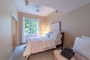 6 bedrooms, iron/ironing board, WiFi, bed sheets