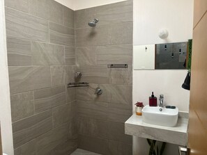 Een douche, een haardroger, handdoeken, zeep