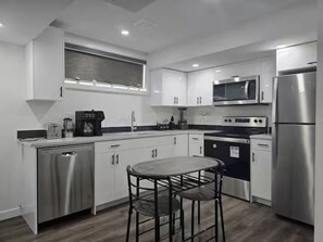 冷蔵庫、電子レンジ、オーブン、コンロ