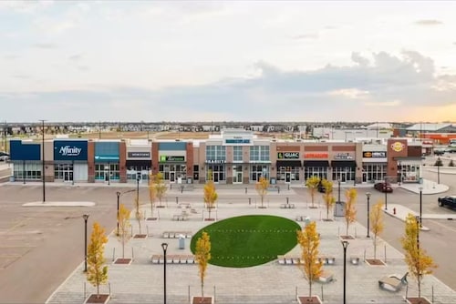 Oshmild Suites, 5 mins to various shops and Cinema