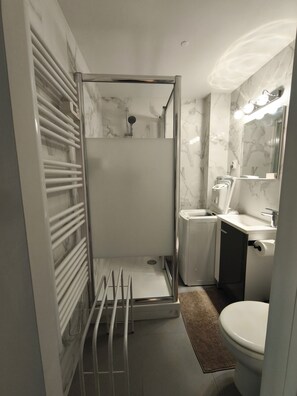 Dusche, Haartrockner, Handtücher