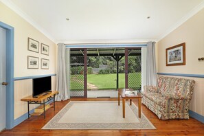 Unclassified image, 2 of 27, button