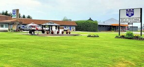 Property grounds - Knights Inn Pembroke (Laurentian Valley)