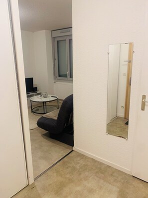 Unclassified image, 2 of 10, button - Vrbo Property (Montargis)