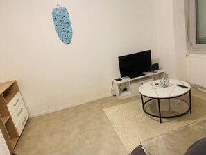 Unclassified image, 3 of 10, button - Vrbo Property (Montargis)