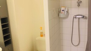 ヘアドライヤー、タオル、石鹸、トイレットペーパー