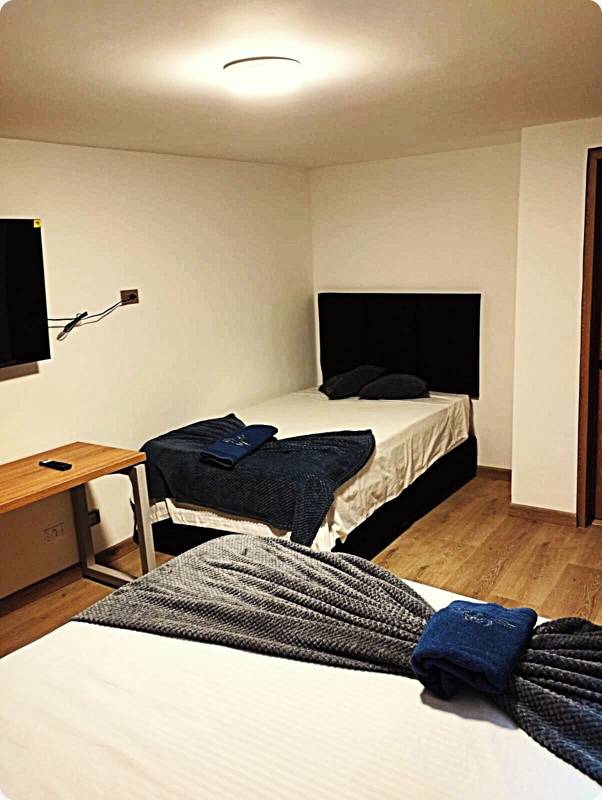 Habitación triple clásica | Edredones de plumas, escritorio, wifi gratis y ropa de cama