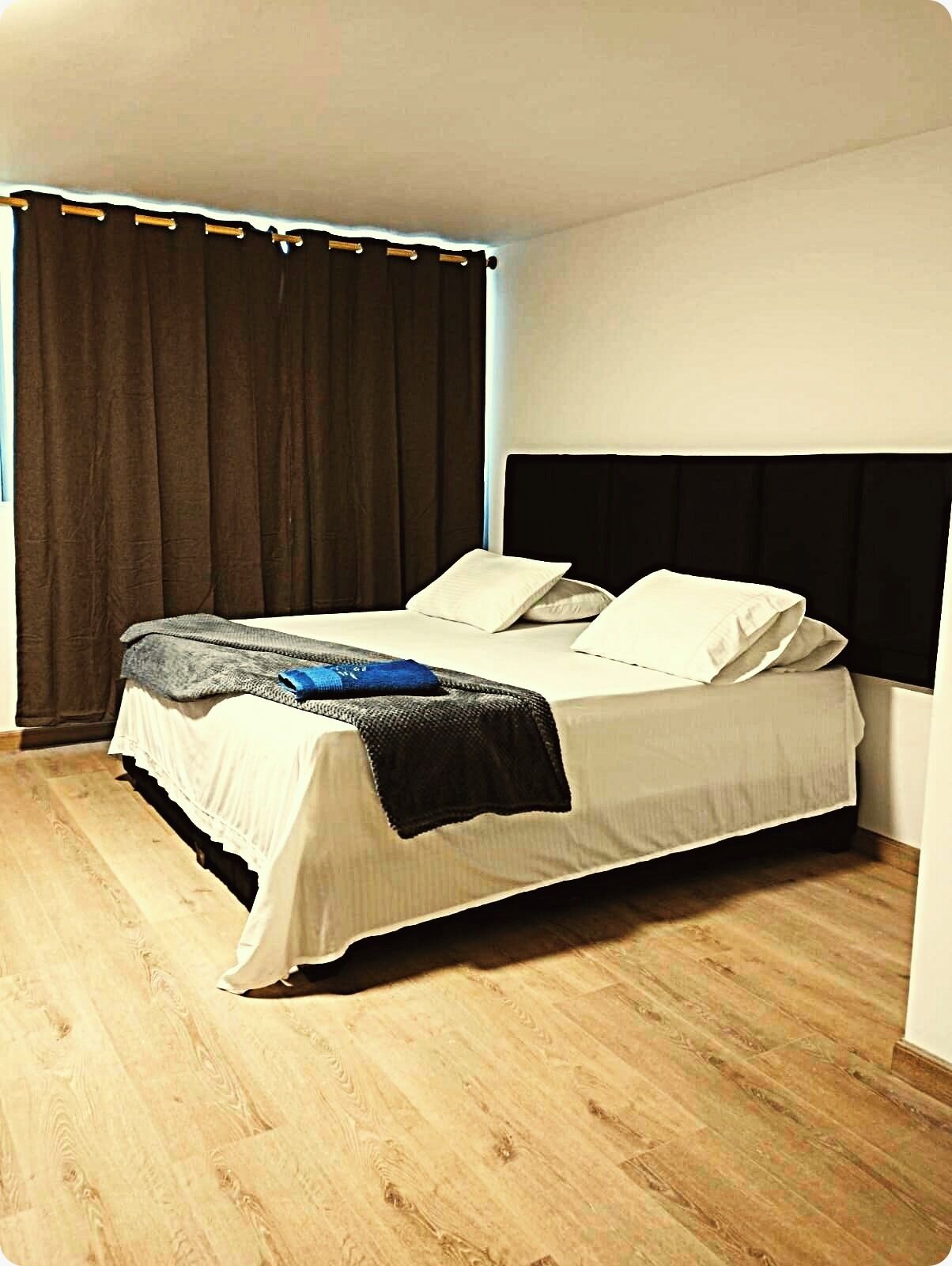 Habitación triple clásica | Edredones de plumas, escritorio, wifi gratis y ropa de cama