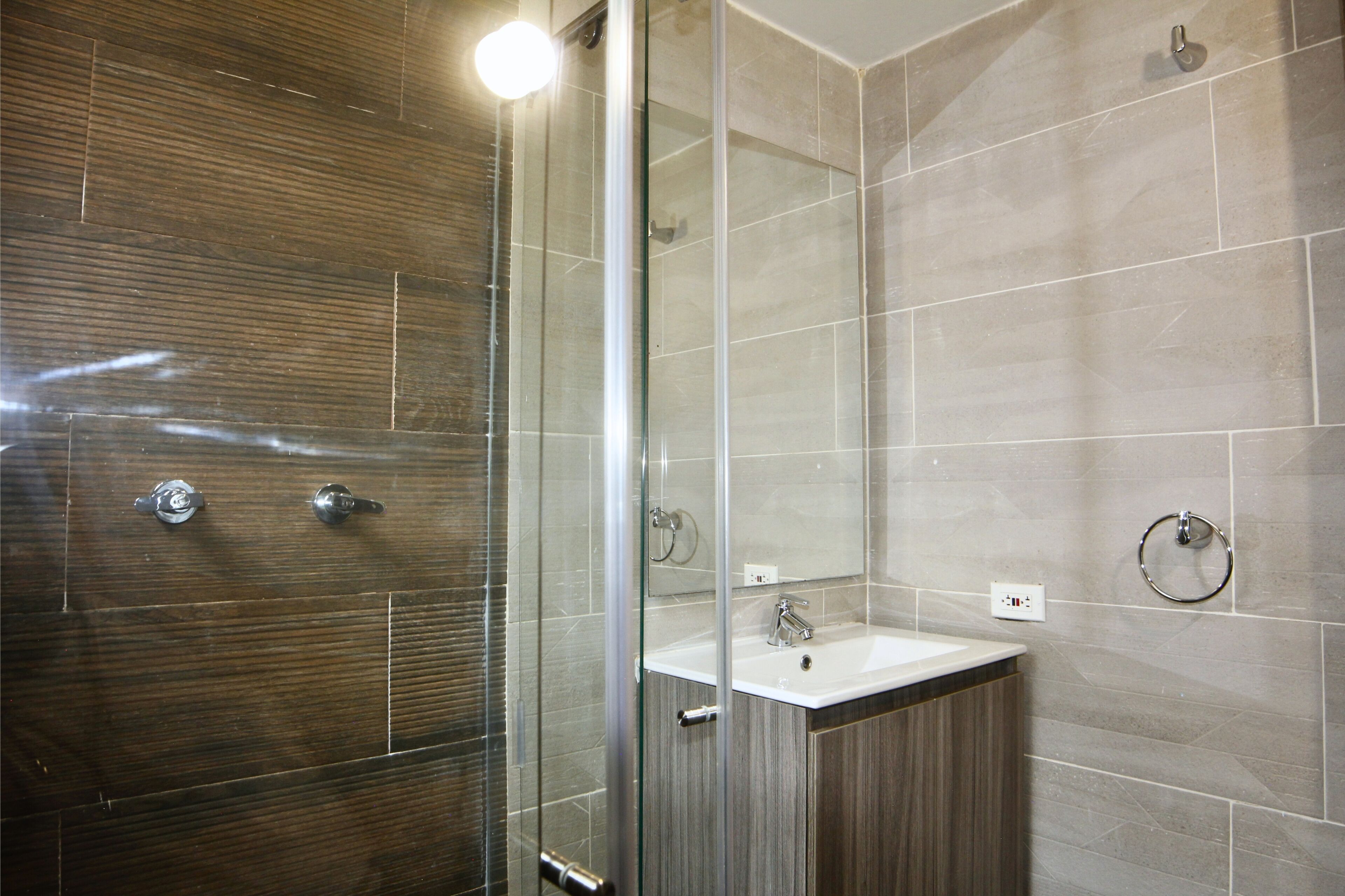 Standard-Studio | Badezimmer | Dusche, Haartrockner, Handtücher, Seife