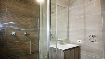 Standard-Studio | Badezimmer | Dusche, Haartrockner, Handtücher, Seife