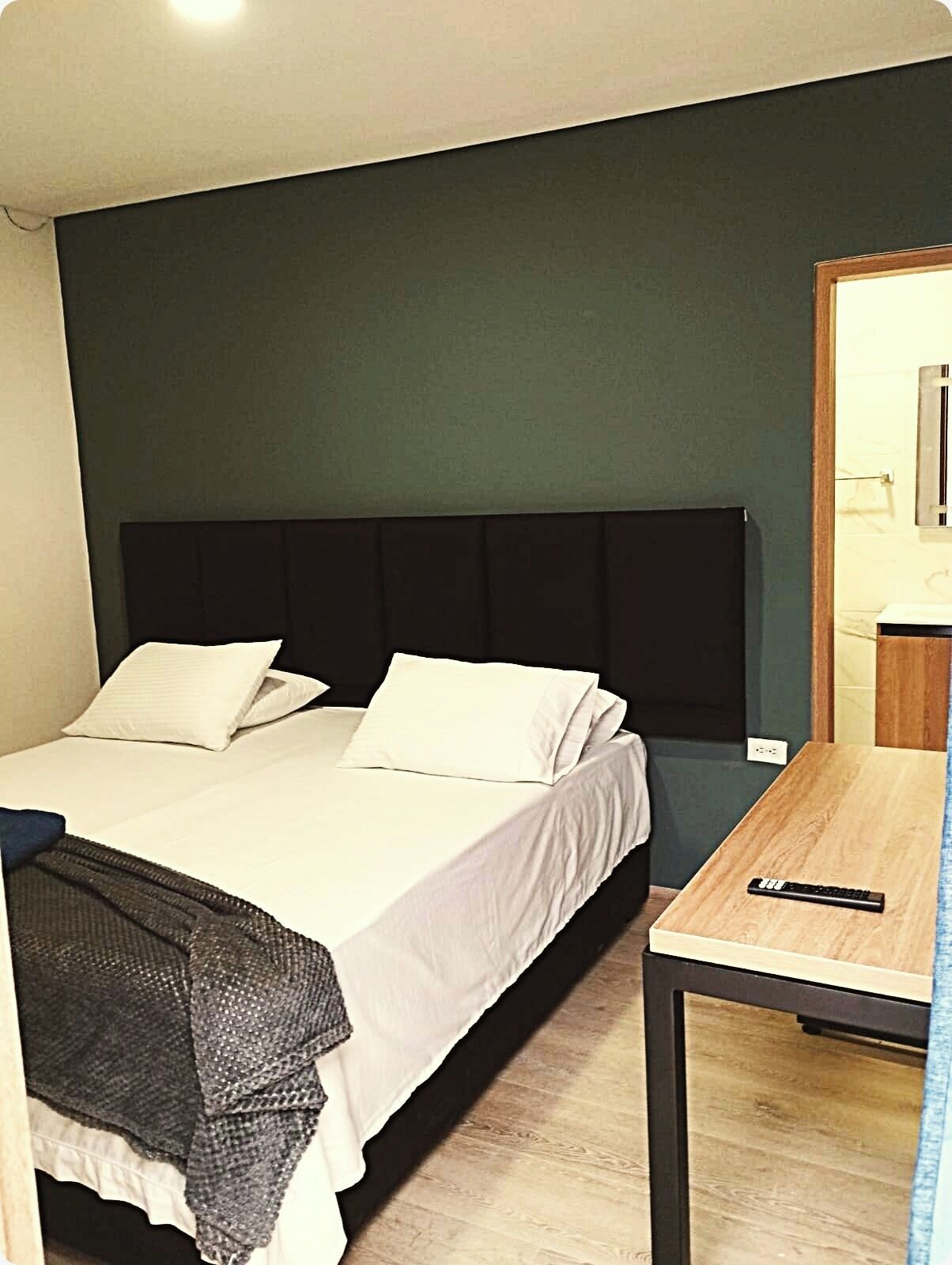 Habitación clásica doble | Edredones de plumas, escritorio, wifi gratis y ropa de cama