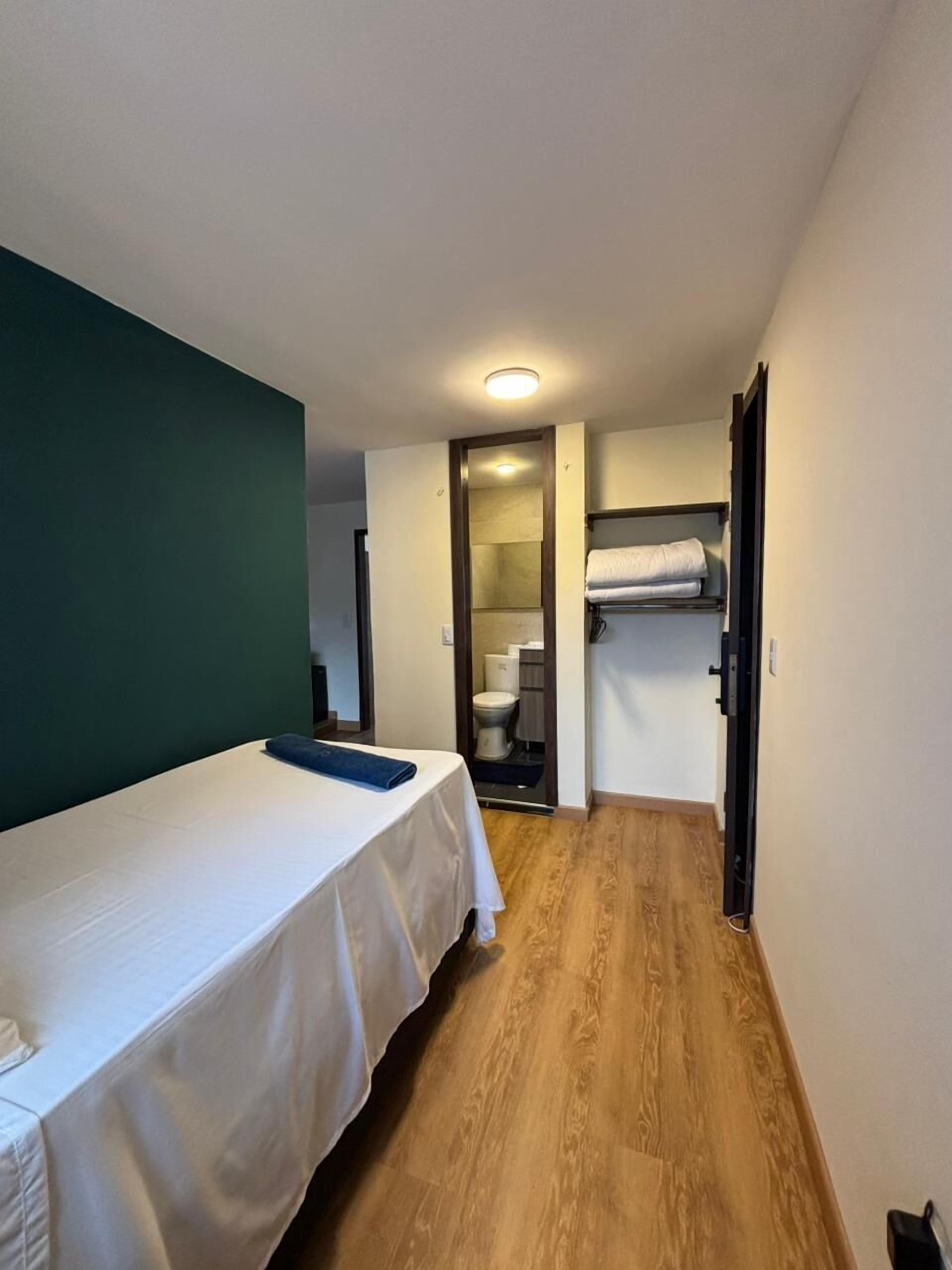 Cubrecamas, escritorio, wifi gratis y ropa de cama 