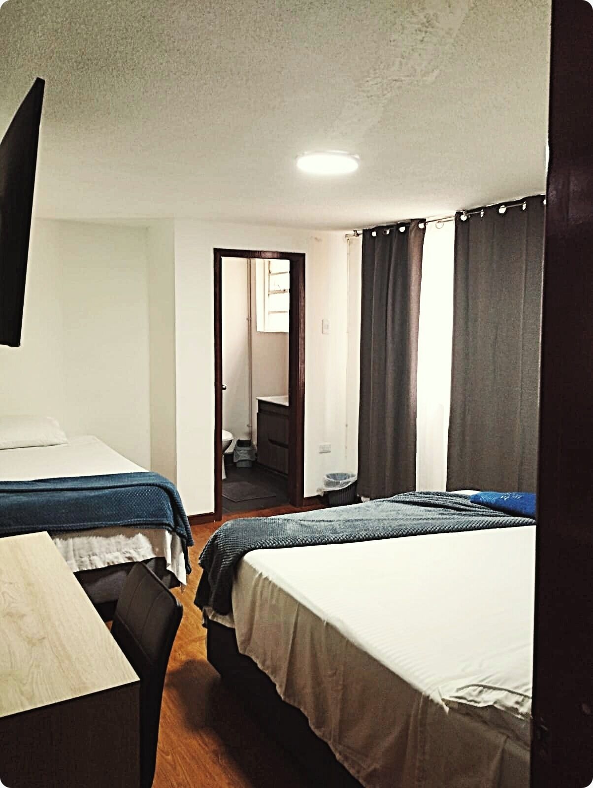 Habitación triple clásica | Edredones de plumas, escritorio, wifi gratis y ropa de cama