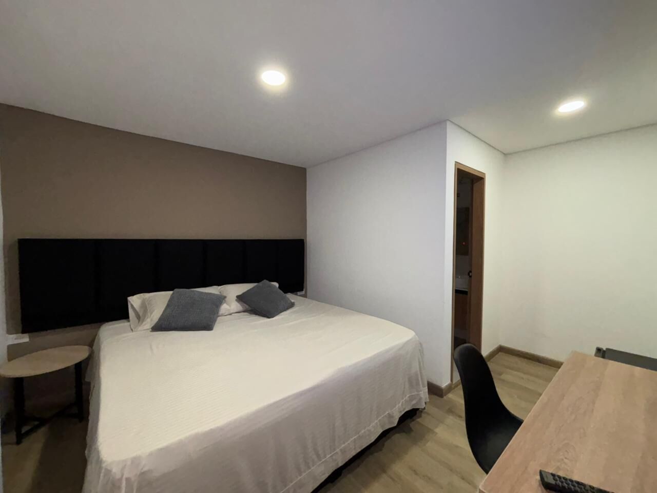 Chambre Double Classique | Couette en duvet d'oie, bureau, Wi-Fi gratuit, draps fournis