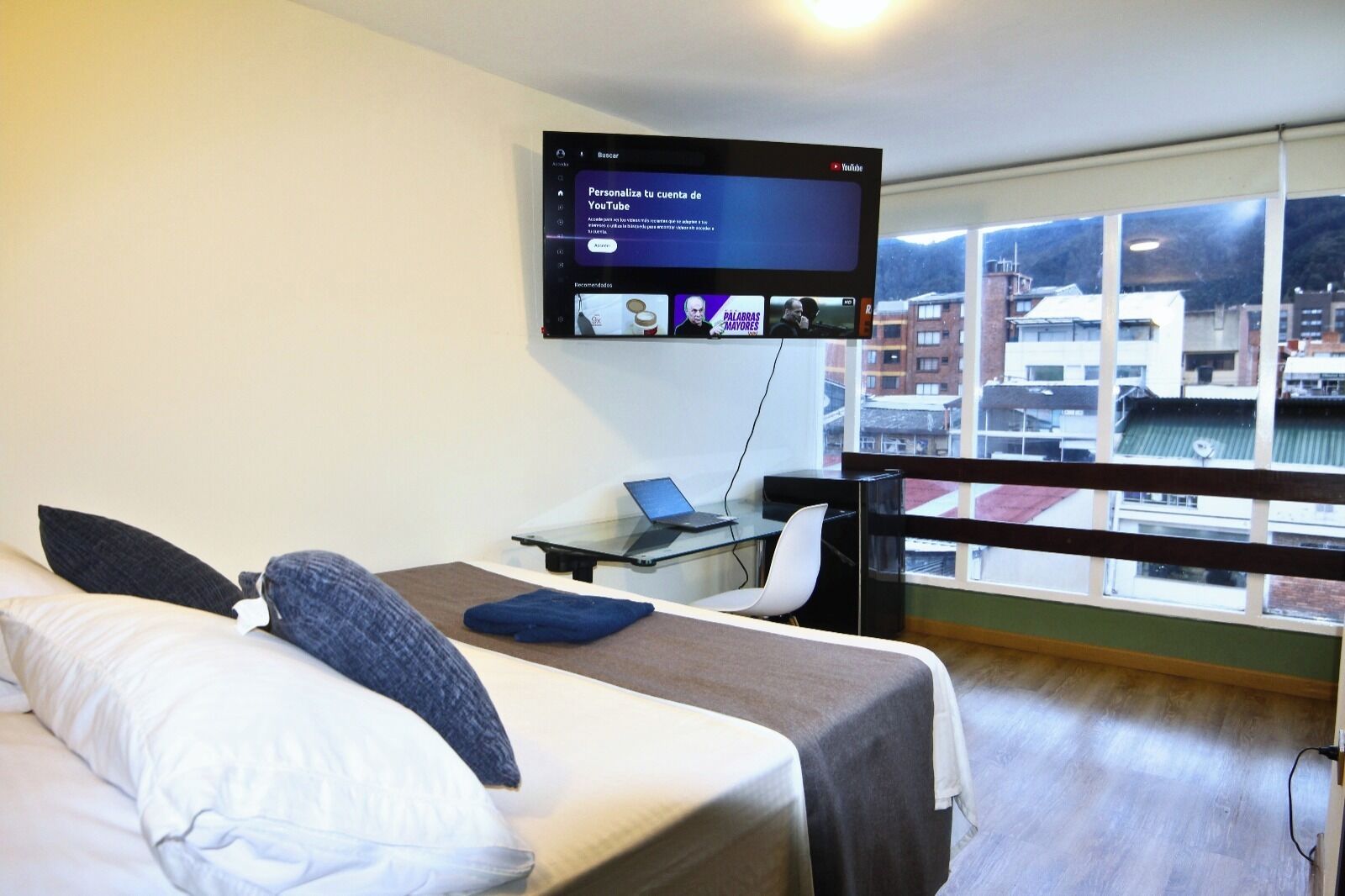 Estudio estándar | Edredones de plumas, escritorio, wifi gratis y ropa de cama