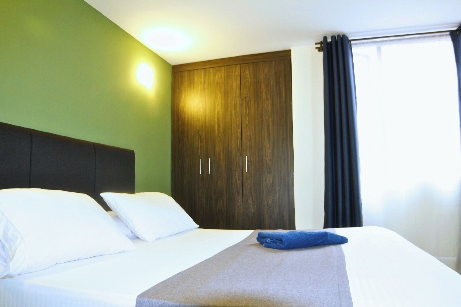 Edredones de plumas, escritorio, wifi gratis y ropa de cama