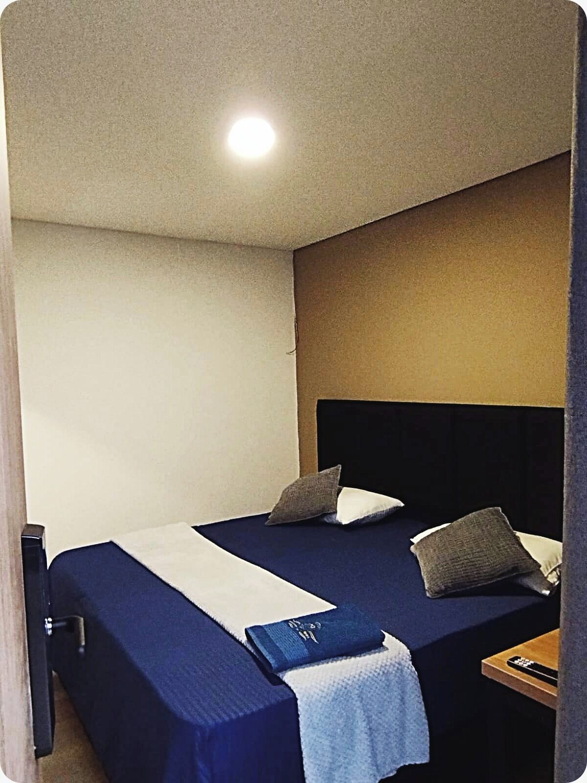 Edredones de plumas, escritorio, wifi gratis y ropa de cama