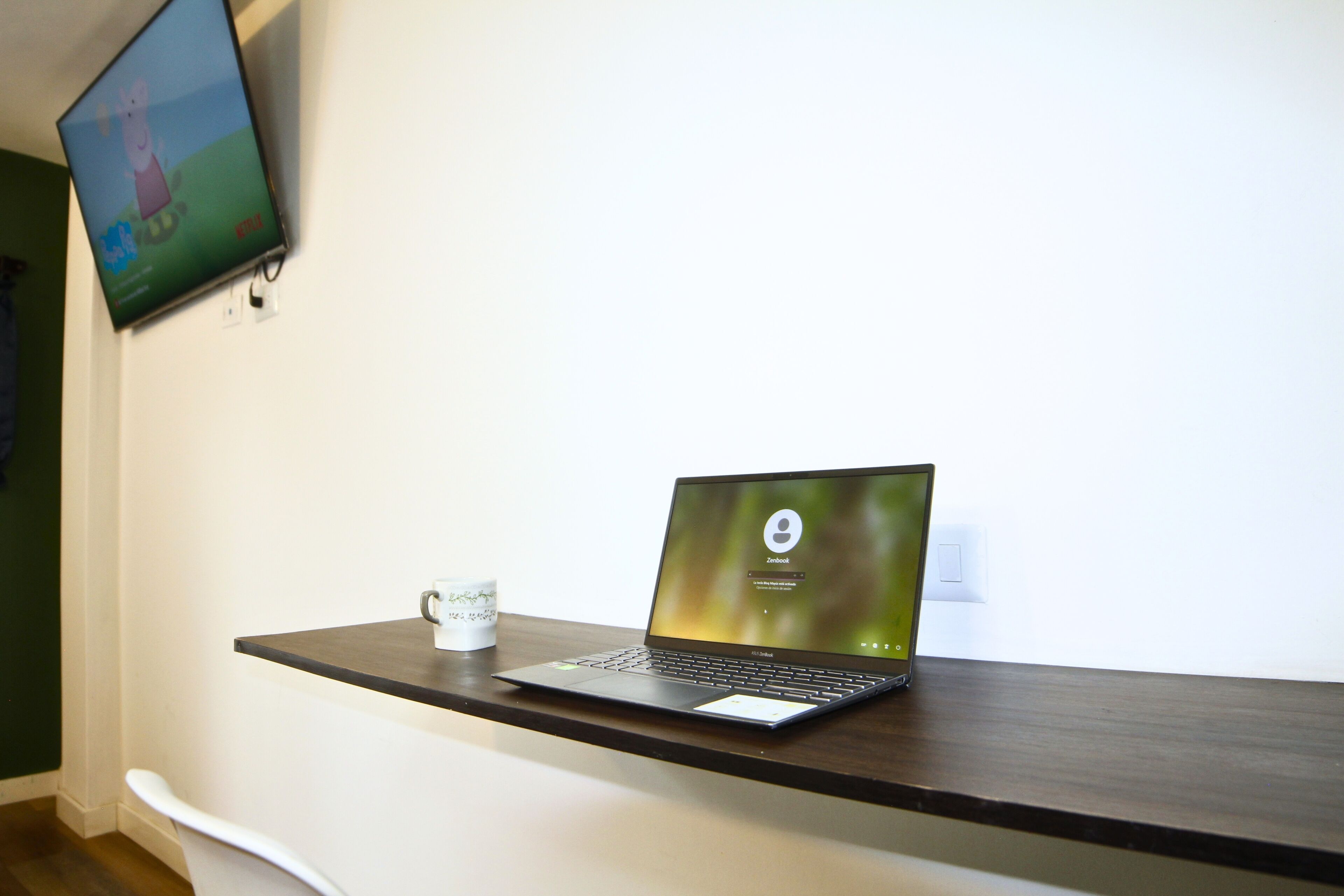 Studio-suite - ikke-ryger - tekøkken | Dundyner, skrivebord, gratis Wi-Fi, sengetøj