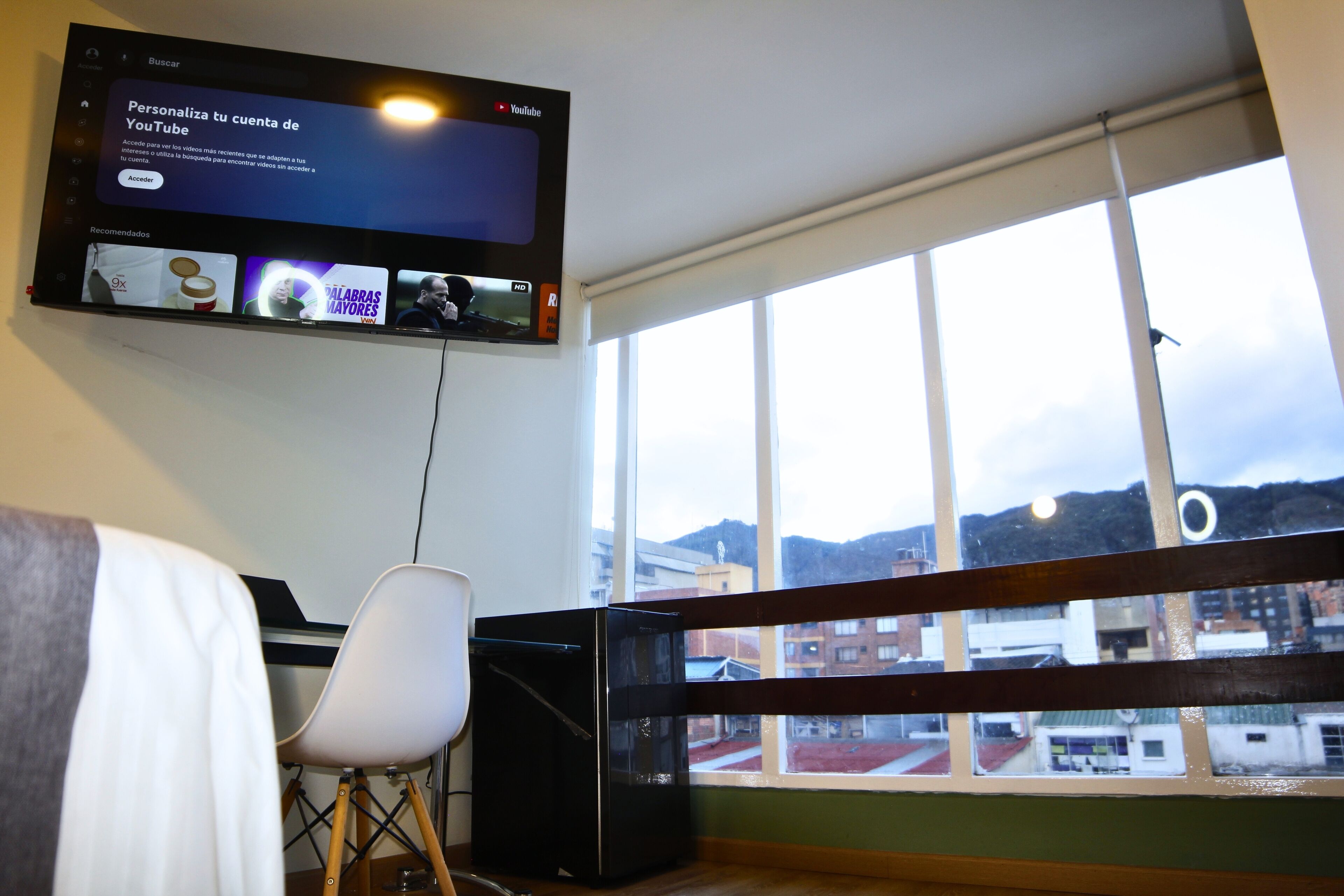 Estudio clásico | Área de sala de estar | Smart TV de 42 pulgadas con canales digitales y Netflix 