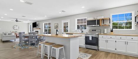 Casa, varias camas, acceso a la piscina, vistas a la piscina (359 Moellering) | Cocina privada