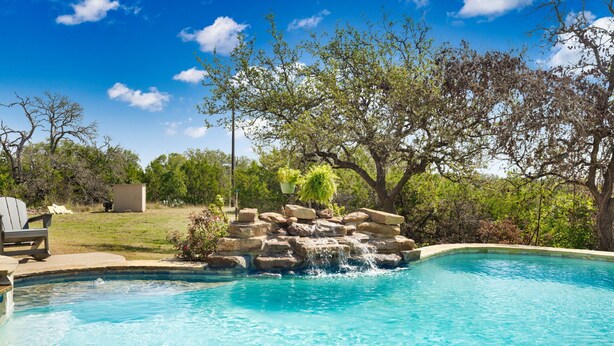 Outdoor pool - Rivers Oaks-the Ranch House Pool & Hot-tub! (Fredericksburg)