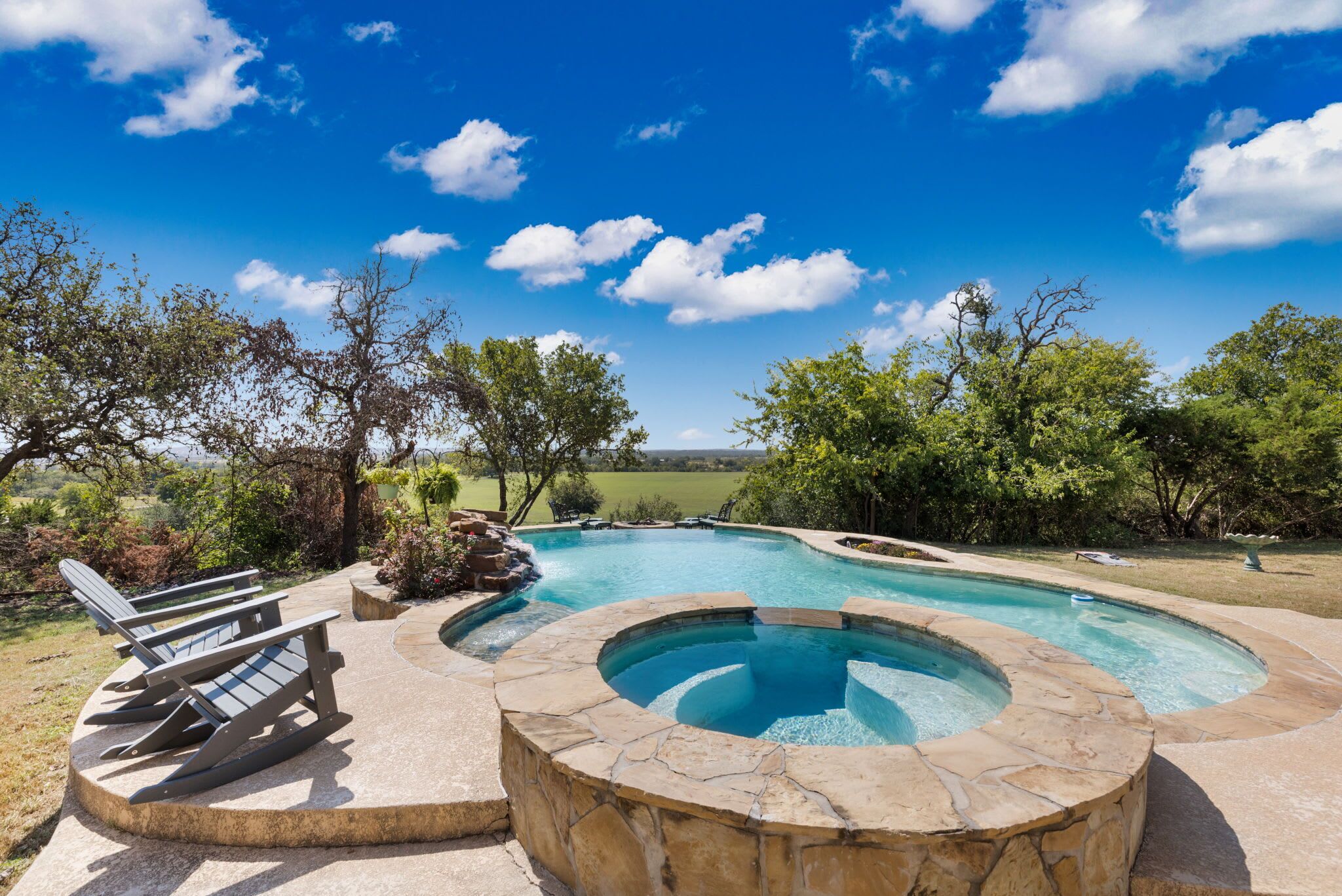 สระว่ายน้ำกลางแจ้ง