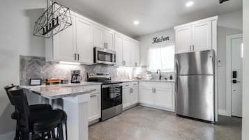 Ferienhaus, 1 King-Bett, Whirlpool (1472 W Live Oak #4) | Eigene Küche