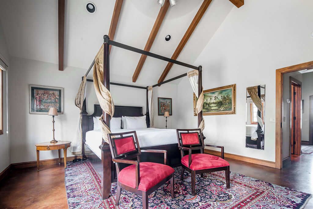 Cabaña, 1 cama King size, patio, vista al jardín (9996 US-290 Messina) | 1 habitación, decoración personalizada y muebles diferentes 