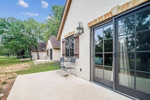 Terrace/patio - The Manor Haus at Messina Hof Hill Country Winery-messina Haus (Fredericksburg)
