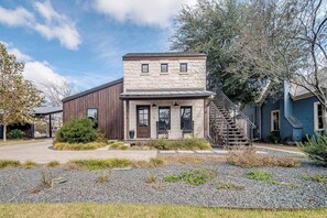 Exterior - Sunday Haus Loft - Walk to Main Street!! (Fredericksburg)