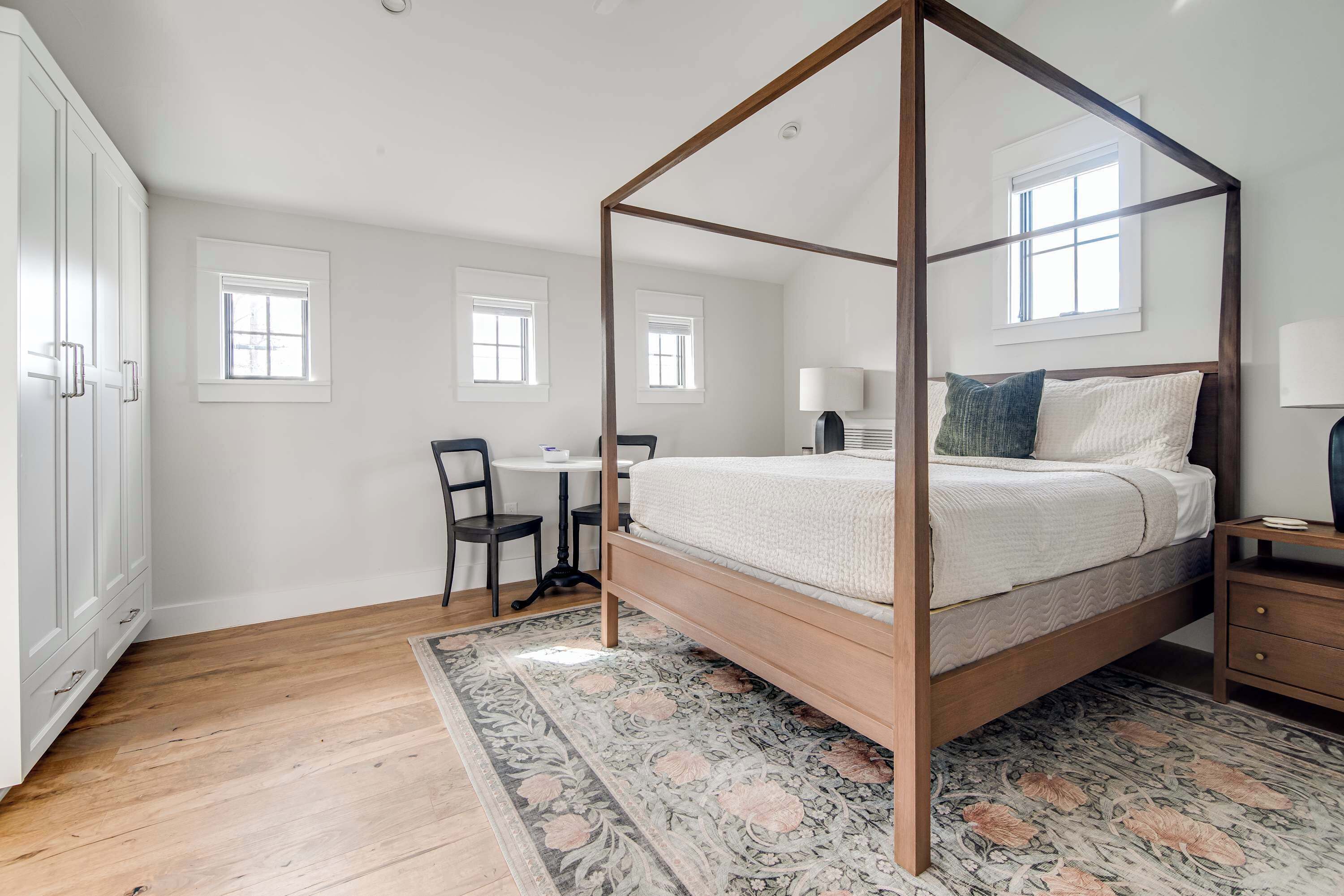 Leilighet, 1 kingsize-seng, tekjøkken (508 E Creek St) | 1 soverom, individuelt dekorert og individuelt innredet