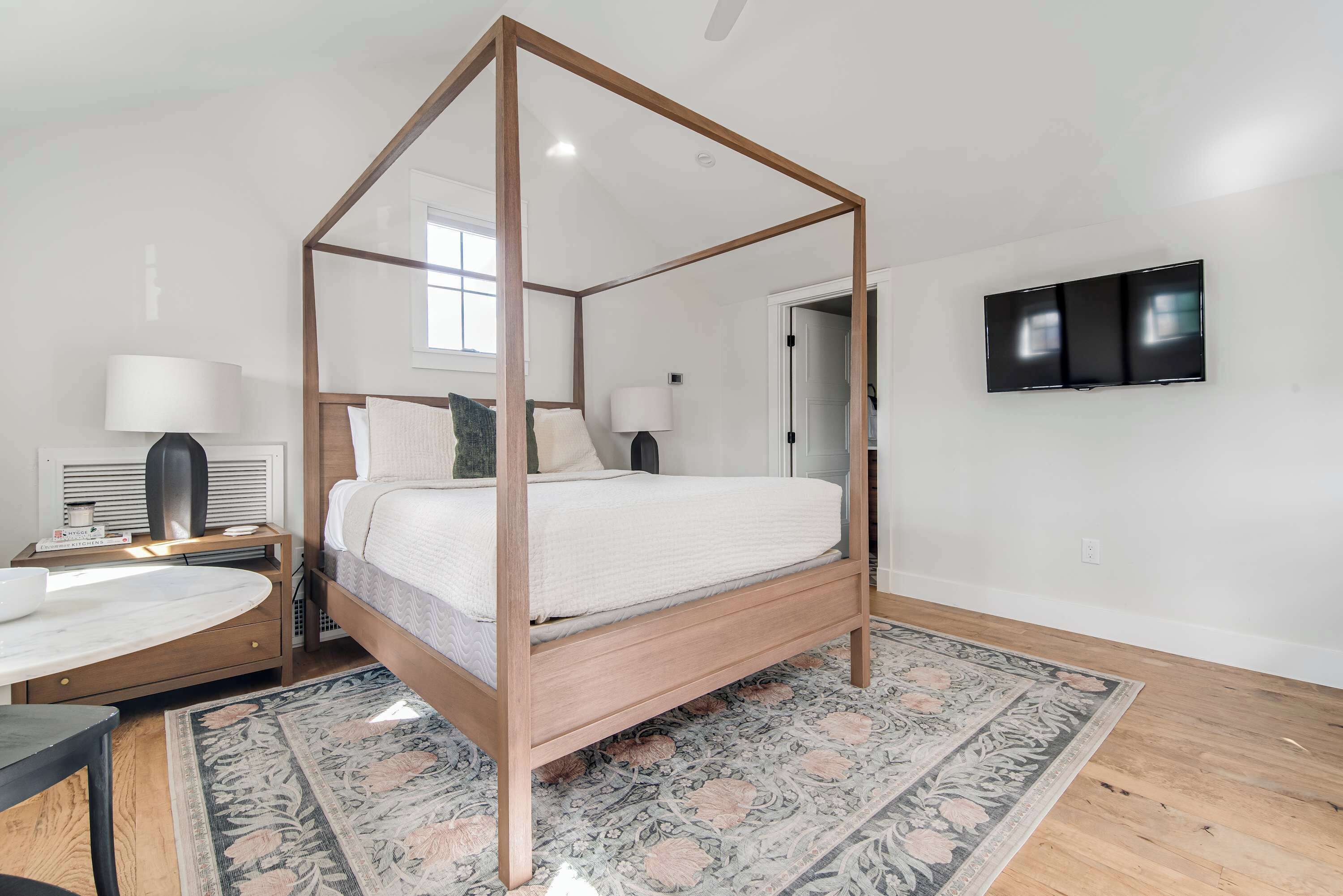 Appartement, 1 kingsize bed, kitchenette (508 E Creek St) | 1 slaapkamer, individueel gedecoreerd, individueel gemeubileerd