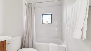 Apart Daire, 1 En Büyük (King) Boy Yatak, Küçük Mutfak (508 E Creek St) | Banyo | Havlu