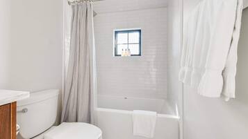 Leilighet, 1 kingsize-seng, tekjøkken (508 E Creek St) | Bad | Håndklær