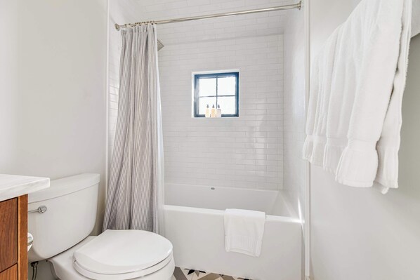 Apartment, 1 Katil Raja (King), Kitchenette (508 E Creek St) | Bilik Mandi | Tuala disediakan