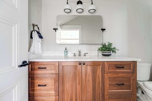 Apartment, 1 Katil Raja (King), Kitchenette (508 E Creek St) | Bilik Mandi | Tuala disediakan