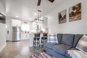 Living area - Quiet Casita With Hot Tub six Min From Downtown (Fredericksburg)