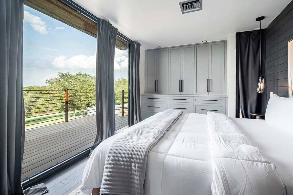 House, Multiple Beds, Hot Tub, Garden View (232 Spring Combo) | 4 bedrooms, individually decorated, individually furnished, bed sheets