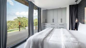 House, Multiple Beds, Hot Tub, Garden View (232 Spring Combo) | 4 bedrooms, individually decorated, individually furnished, bed sheets