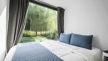 House, Multiple Beds, Hot Tub, Garden View (232 Spring Combo) | 4 bedrooms, individually decorated, individually furnished, bed sheets